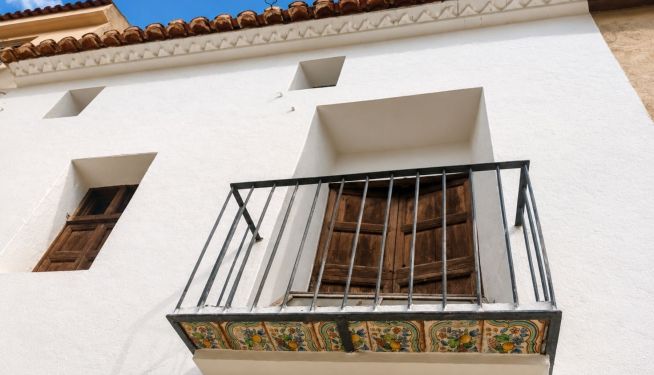 Balcó de la casa Guillot-Vilanova amb ceràmica del segle XVIII (Carrer de la Constitució).