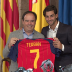 Juanfran Pérez Llorca y Ferran Torres durante el nombramiento del futbolista como embajador de la Comunitat Valenciana. / Generalitat Valenciana