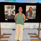 La artista Alicia Murgui Marqués, junto a dos de sus retratos, durante la inauguración de la exposición 'La pertinença al temps habitat'.