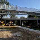 Vista del pont i la passarel·la sobre el barranc de Mandor, actualment en obres de rehabilitació. / Ajuntament de l'Eliana