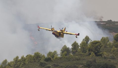 Medios aéreos en el incendio en Tírig.