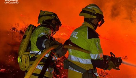 Dos bomberos trabajan en las labores de extinción del incendio de Tírig. / Consorcio Provincial de Bomberos de Castellón Dos bomberos trabajan en las labores de extinción del incendio de Tírig. / Consorcio Provincial de Bomberos de Castellón