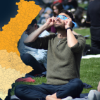 Persones observant un fenomen solar amb ulleres homologades de protecció.