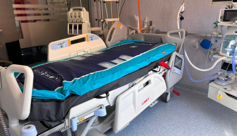 Una de las nuevas camas instaladas en la UCI del Hospital Comarcal de Vinaròs. / EPDA