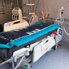 Una de las nuevas camas instaladas en la UCI del Hospital Comarcal de Vinaròs. / EPDA