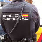 Agentes de la Policía Nacional han detenido en Denia a dos personas por hurtos mediante el método del "abrazo cariñoso".