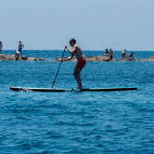 Un hombre practica paddle surf en aguas de la isla de Tabarca, en Alicante. / EFE/Pablo Miranzo