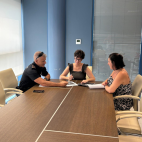 Reunión de coordinación del dispositivo especial de seguridad para el eclipse, con la alcaldesa, la concejala de Interior y el jefe de la Policía Local de Almenara.