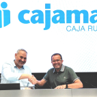 Vicent Boscà y Jesús García sellan el acuerdo de patrocinio de la Cursa de les Empreses de la Safor Cajamar.