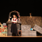 Una representación teatral en un escenario municipal, una de las actividades culturales que podrán financiarse con las ayudas del programa SARC als pobles de la Diputació de València.