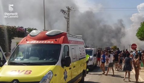 Un incendio en Peñíscola deja varios afectados tras propagarse entre vehículos y vegetación