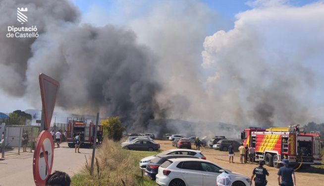 El incendio afecta varios vehículos. El incendio afecta varios vehículos.