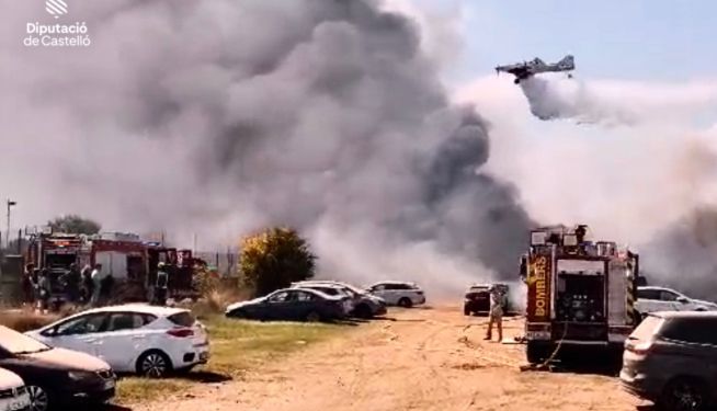 Una decena de efectivos trabajan en la extinción del incendio. Una decena de efectivos trabajan en la extinción del incendio.