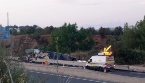 Retenciones en la A 23 a la altura de Segorbe tras el vuelco de un camión que obligó a cortar la autovía en dirección a Teruel. DGT Retenciones en la A 23 a la altura de Segorbe tras el vuelco de un camión que obligó a cortar la autovía en dirección a Teruel. DGT