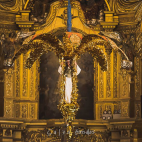 L'àngel descendeix des del núvol amb la palma daurada durant una representació del Misteri d'Elx, a la basílica de Santa Maria. / Salva González. L'àngel descendeix des del núvol amb la palma daurada durant una representació del Misteri d'Elx, a la basílica de Santa Maria. / Salva González.