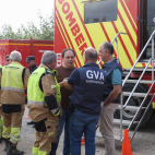 El president Juanfran Pérez Llorca, junto a Bombers y GVA Emergencias, durante el seguimiento del incendio de la Vall d'Uixó.