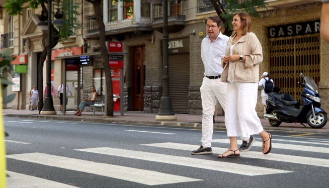 La alcaldesa de Valencia, María José Catalá, acompañada por el concejal de Urbanismo, Juan Giner, durante la visita a las obras de reasfaltado de la Gran Vía del Marqués del Túria. La alcaldesa de Valencia, María José Catalá, acompañada por el concejal de Urbanismo, Juan Giner, durante la visita a las obras de reasfaltado de la Gran Vía del Marqués del Túria.