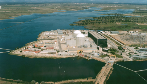 Vista aérea de la central nuclear de Almaraz, situada junto al embalse de Arrocampo, con sus dos reactores. Vista aérea de la central nuclear de Almaraz, situada junto al embalse de Arrocampo, con sus dos reactores.