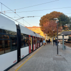 Un tren de la línia 1 de Metrovalencia, a l'estació de Bétera.