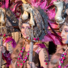 Integrantes de una comparsa, durante los desfiles de las Fiestas de Moros y Cristianos de Almoradí.