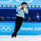 Yuzuru Hanyu, durante su programa libre en Beijing 2022, ejecutando un salto en el que disimuló la preparación técnica dentro del movimiento coreográfico.