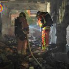 Imagen cedida por el Consorcio Provincial de Bomberos de Valencia del incendio en una vivienda en Silla que ha afectado a 16 personas, que han tenido que ser atendidas por inhalación de humo y ansiedad.