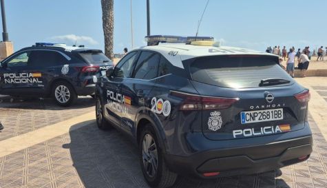 La Policía Nacional detiene a un hombre tras amenazar con una navaja a un socorrista y un bañista en una piscina de Valencia. La Policía Nacional detiene a un hombre tras amenazar con una navaja a un socorrista y un bañista en una piscina de Valencia.