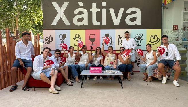 La delegada d'El Periódico de Aquí en La Costera, Judit Julian, amb la reina de la Fira i la Cort d'Honor.