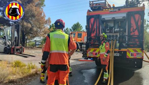 El incendio industrial en Algar del Palancia queda controlado.