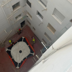 Agentes de la Policía Nacional han evitado que un hombre de 27 años se precipitara al vacío. / EFE/Cedida Policía Nacional