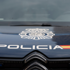 Coche de la Policía Nacional, cuerpo que ha desarticulado la red dedicada al traslado irregular de migrantes entre Alicante y Francia.. / EFE/MariscalArchivo