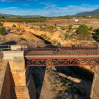 Gema Payà travessa en bicicleta el viaducte de la Via Verda del Xixarra.