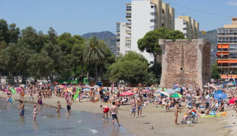 Varios bañistas llegan a la playa de Heliópolis para refrescarse, en una jornada marcada por el calor extremo y las altas temperaturas del agua.