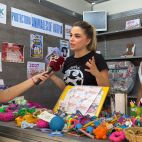 Maria i Paula, voluntàries de SPAX Protecció Animal, durant l’entrevista amb El Periódico de Aquí en la Fira d’Agost de Xàtiva