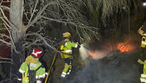 Los medios aéreos se incorporan a primera hora de este viernes a las labores de control y extinción del incendio declarado este jueves por la tarde entre Gátova y Segorbe (Castellón) por la caída de un rayo./ EPDA