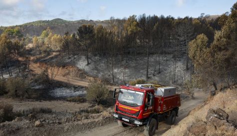 Un camión de bomberos forestales circula por una zona calcinada por el incendio de Segorbe y Gátova. / Manuel Bruque