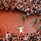 La Tomatina de Buñol torna a tenyir de roig els carrers del municipi.