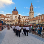 La procesión de Sant Bartomeu recorre las calles de Nules con la participación de vecinos y comisiones de fiestas. / EPDA