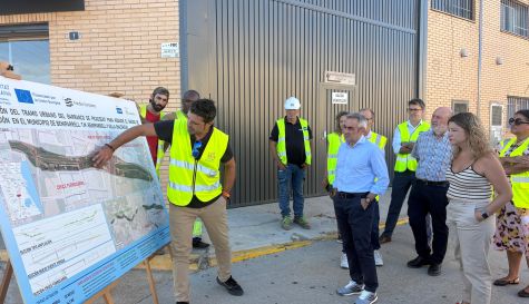 Técnicos y responsables del proyecto explican los detalles de las obras de encauzamiento del barranco de Picassent en Beniparrell. / Generalitat Valenciana