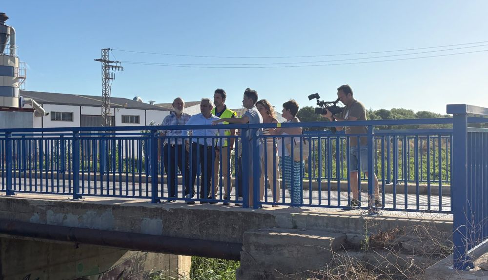 Representantes institucionales visitan uno de los puentes afectados por las obras de encauzamiento en Beniparrell. / Generalitat Valenciana Representantes institucionales visitan uno de los puentes afectados por las obras de encauzamiento en Beniparrell. / Generalitat Valenciana