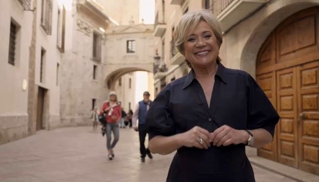 La periodista Inés Ballester, presentadora d'Historias de la peluquería. / À Punt