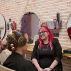 Un dels salons de perruqueria de València on es grava el programa. / À Punt