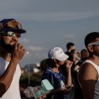Numerosas personas en los alrededores del aeropuerto de Manises para disfrutar del eclipse solar. / EFE-Manuel Bruque