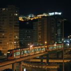Un tranvía del Tramnochador, el servicio nocturno de verano de TRAM d'Alacant, que finaliza su temporada este sábado 29 de agosto.