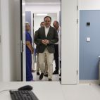 El president de la Generalitat, Juanfran Pérez Llorca, visita la zona reformada de Urgencias del Hospital Doctor Peset. / EFE-Manuel Bruque El president de la Generalitat, Juanfran Pérez Llorca, visita la zona reformada de Urgencias del Hospital Doctor Peset. / EFE-Manuel Bruque