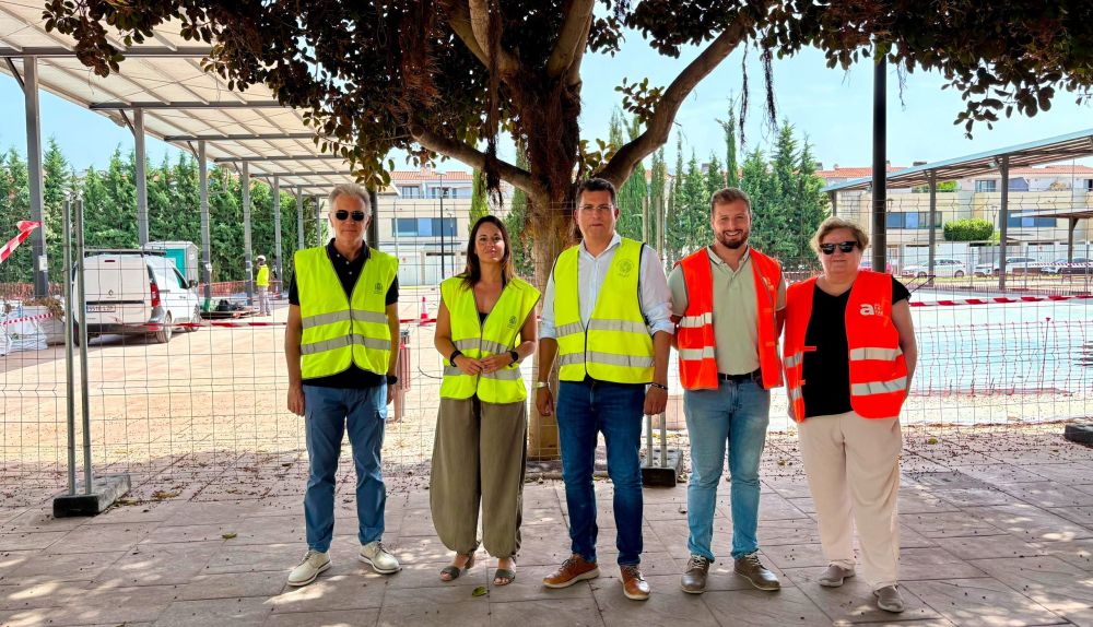 La comisionada para la Reconstrucción, Zulima Pérez, junto al alcalde de Alfafar y otros representantes municipales, durante la visita a las obras del Plan de Choque de Zonas Verdes. La comisionada para la Reconstrucción, Zulima Pérez, junto al alcalde de Alfafar y otros representantes municipales, durante la visita a las obras del Plan de Choque de Zonas Verdes.