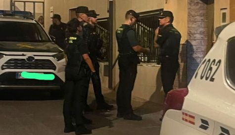 Momento de máxima tensión en Geldo (Castellón) con el pueblo enfurecido con una madre e hijo conflictivos en los festejos de 'bous al carrer'./ EPDA Momento de máxima tensión en Geldo (Castellón) con el pueblo enfurecido con una madre e hijo conflictivos en los festejos de 'bous al carrer'./ EPDA