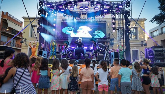 Els més menuts gaudeixen d’un dels espectacles de les Festes Majors de la Pobla de Farnals de 2025. Els més menuts gaudeixen d’un dels espectacles de les Festes Majors de la Pobla de Farnals de 2025.