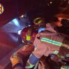 Els bombers extingixen l’incendi de la roda d’un camió carregat de troncs a l’AP-7, a Museros. Els bombers extingixen l’incendi de la roda d’un camió carregat de troncs a l’AP-7, a Museros.