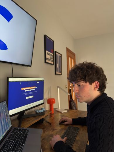 Iñaki Suso, CEO de Comestrive, trabaja en las oficinas de la agencia SEO en Valencia. Iñaki Suso, CEO de Comestrive, trabaja en las oficinas de la agencia SEO en Valencia.